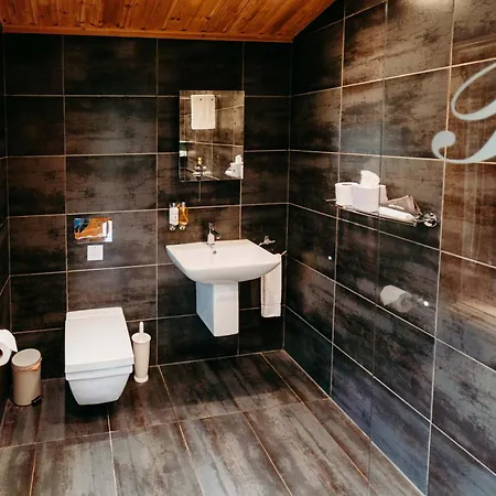 山林小屋 Bazare Log Cabin, Whinstone View