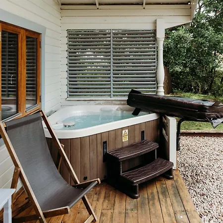 Bazare Log Cabin, Whinstone View