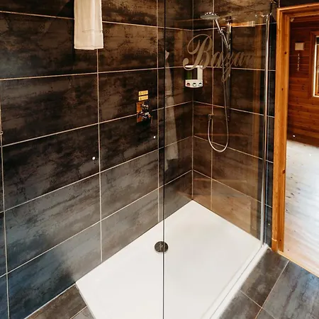 Bazare Log Cabin, Whinstone View *